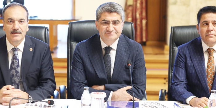 Mehmet Emin Ekmen (ortadaki)