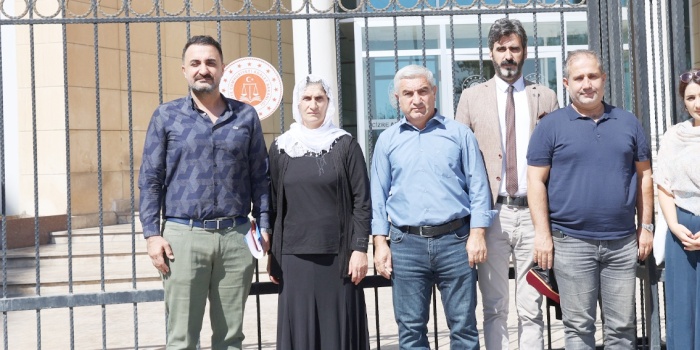 Ayşe Kazanhan(soldan ikinci)