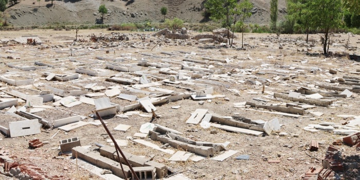 Mezarlıklara saldırı