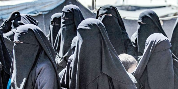 Kadınlara peçe dayatması