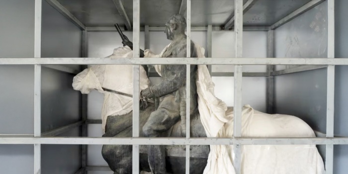 Valencia'daki Bétera askeri üssünün tozlu depolarında, metal bir sandığın içinde örtüye sarılı halde bekleyen bu at üstünde Franco heykeli, 1983'te kamu alanından kaldırılan ilk örneklerden biri.