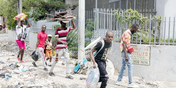 Haiti'nin başkenti Port-au-Prince’de günlük yaşamdan bir kare/foto:AFP