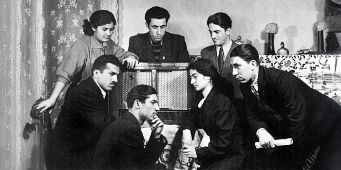 Erivan Üniversitesi öğrencileri, Casimê Celîl’in oturma odasında Kürtçe yayını dinliyorlar