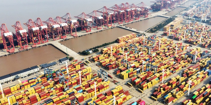 21. Yüzyıl Deniz İpek Yolu'nun önemli bir merkezi olan Ningbo-Zhoushan Limanı, küresel erişimini genişletmeye devam ediyor. Limanı'nın kargo hacmi 2025 yılında 1,4 milyar tonu aşarak, 17. yıl üst üste dünya birincisi oldu./foto:AFP