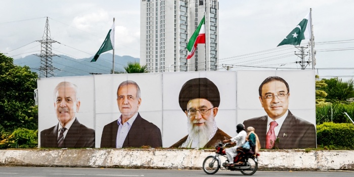 İslamabad'da bir afiş/foto:AFP