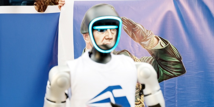 12 Nisan genel seçimleri öncesinde, Avanza Pais partisinden Peru cumhurbaşkanı adayı Jose Williams'ın destekçileri tarafından kontrol edilen bir insansı robot sergilendi/foto:AFP