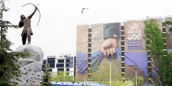 Tahran Vanak Meydanı’ndaki dev billboardlar; Trump’ın stratejilerinin başarısızlığa uğradığını ve stratejik bir geçit olan Hürmüz Boğazı’ndaki kontrolün kalıcı olarak İran’da kalacağını simgeliyor./foto:AFP