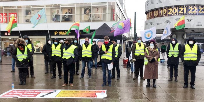 Berlin'de oturma eylemi başlatıldı