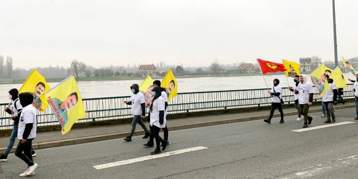 Gençlerden Paris'te uzun yürüyüş eylemi